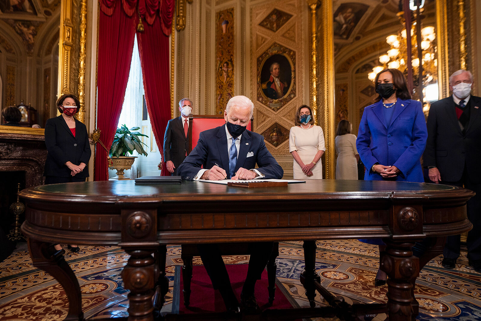 Biden signs orders **This image is for use with this specific article only**
